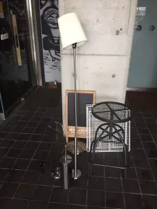 イス テーブル 電気スタンドなど 店舗の備品